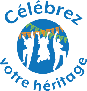 Voici le logo du thème de la Journée de l'alphabétisation familiale 2023 : Célébrez votre patrimoine. Il s'agit d'un cercle bleu avec des silhouettes blanches de trois personnes sautant pour célébrer, devant deux chaînes de drapeaux colorés. Il a les mots "Célébrez votre héritage" autour du cercle bleu.