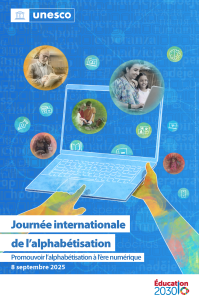 Cette image est une affiche de l'UNESCO pour la Journée internationale de l'alphabétisation. L'affiche représente un dessin stylisé d'un ordinateur portable tenu par deux mains, d'où s'échappent des bulles contenant des photos de différentes personnes utilisant des médias numériques.